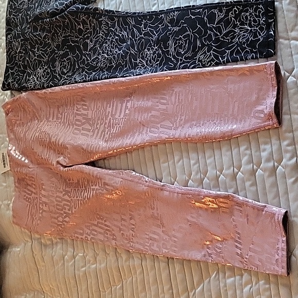 Fabletics-Rose colored NWT size M,Black/silver flowers and logo-barely worn-XS - Picture 3 of 6